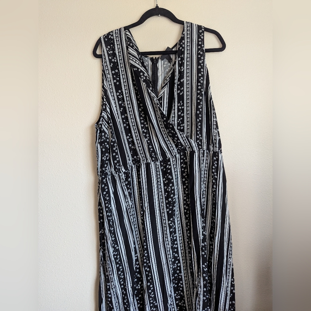 Lane Bryant Black and White V-Neck Sleeveless Maxi Dress Size 20